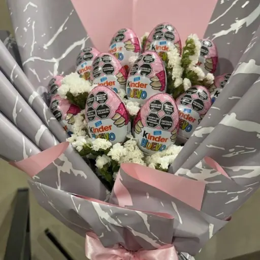 Ramo 12 huevos kinder rosa